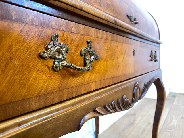 Eleganter 60er Jahre Massivholz Sekretär in antikem Stil mit ausziehbarer Schreibplatte und edlen Messingbeschlägen I Schreibsekretär Zylindersekretär Schreibschrank Schreibtisch Barock Vintage I