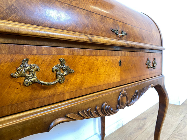Eleganter 60er Jahre Massivholz Sekretär in antikem Stil mit ausziehbarer Schreibplatte und edlen Messingbeschlägen I Schreibsekretär Zylindersekretär Schreibschrank Schreibtisch Barock Vintage I