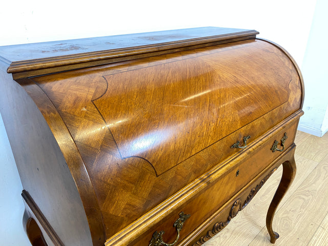 Eleganter 60er Jahre Massivholz Sekretär in antikem Stil mit ausziehbarer Schreibplatte und edlen Messingbeschlägen I Schreibsekretär Zylindersekretär Schreibschrank Schreibtisch Barock Vintage I