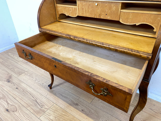 Eleganter 60er Jahre Massivholz Sekretär in antikem Stil mit ausziehbarer Schreibplatte und edlen Messingbeschlägen I Schreibsekretär Zylindersekretär Schreibschrank Schreibtisch Barock Vintage I