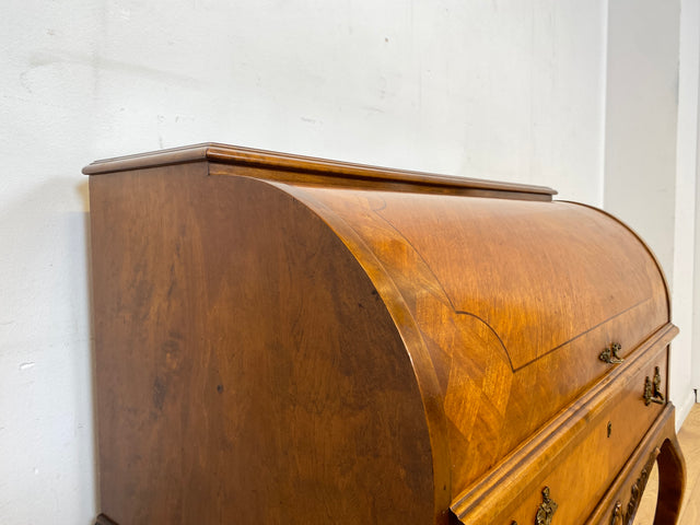 Eleganter 60er Jahre Massivholz Sekretär in antikem Stil mit ausziehbarer Schreibplatte und edlen Messingbeschlägen I Schreibsekretär Zylindersekretär Schreibschrank Schreibtisch Barock Vintage I