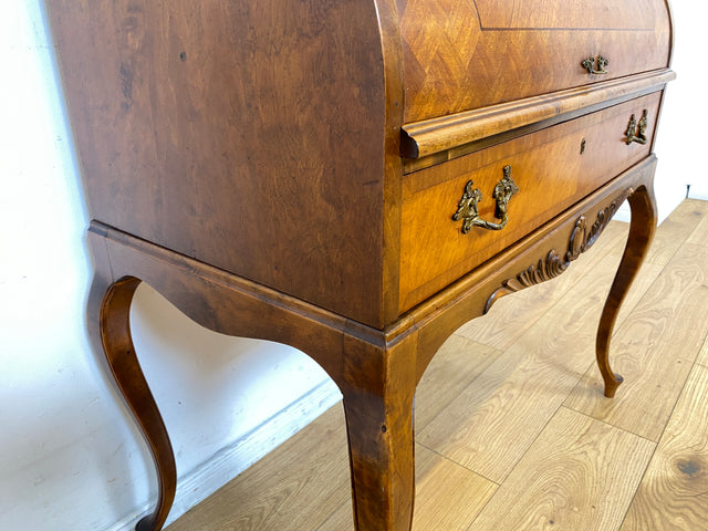 Eleganter 60er Jahre Massivholz Sekretär in antikem Stil mit ausziehbarer Schreibplatte und edlen Messingbeschlägen I Schreibsekretär Zylindersekretär Schreibschrank Schreibtisch Barock Vintage I