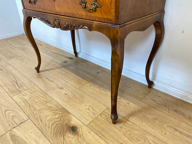 Eleganter 60er Jahre Massivholz Sekretär in antikem Stil mit ausziehbarer Schreibplatte und edlen Messingbeschlägen I Schreibsekretär Zylindersekretär Schreibschrank Schreibtisch Barock Vintage I