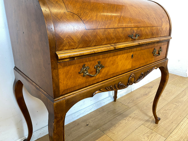 Eleganter 60er Jahre Massivholz Sekretär in antikem Stil mit ausziehbarer Schreibplatte und edlen Messingbeschlägen I Schreibsekretär Zylindersekretär Schreibschrank Schreibtisch Barock Vintage I