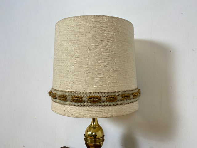Sehr schöne 60er Jahre Tischlampe mit goldenem Lampenfuß und beigem original Lampenschirm I Tischleuchte Lampe Leuchte Leselampe Schreibtischlampe Vintage Mid-Century 70er I