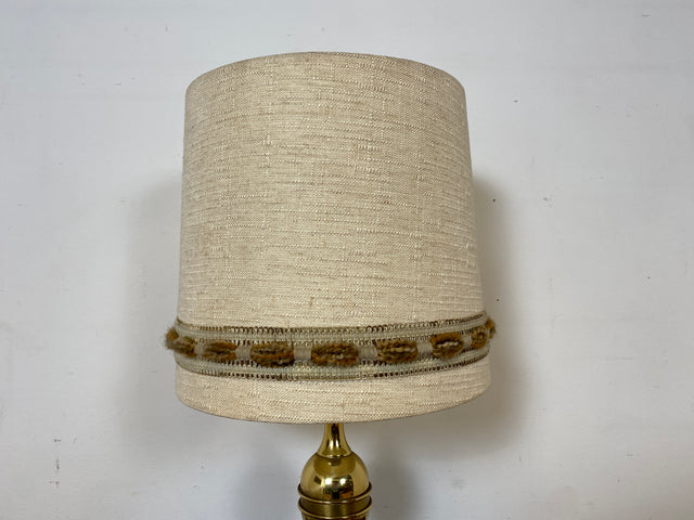 Sehr schöne 60er Jahre Tischlampe mit goldenem Lampenfuß und beigem original Lampenschirm I Tischleuchte Lampe Leuchte Leselampe Schreibtischlampe Vintage Mid-Century 70er I