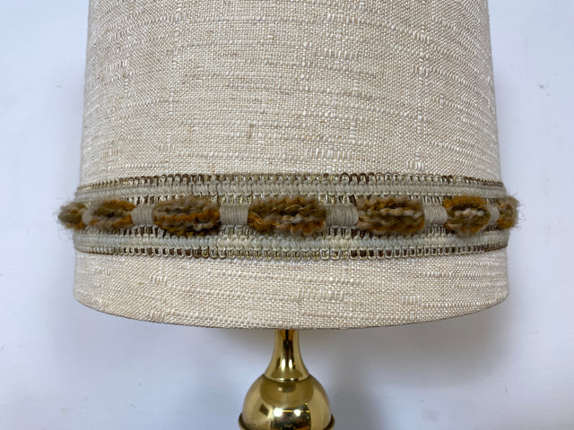 Sehr schöne 60er Jahre Tischlampe mit goldenem Lampenfuß und beigem original Lampenschirm I Tischleuchte Lampe Leuchte Leselampe Schreibtischlampe Vintage Mid-Century 70er I