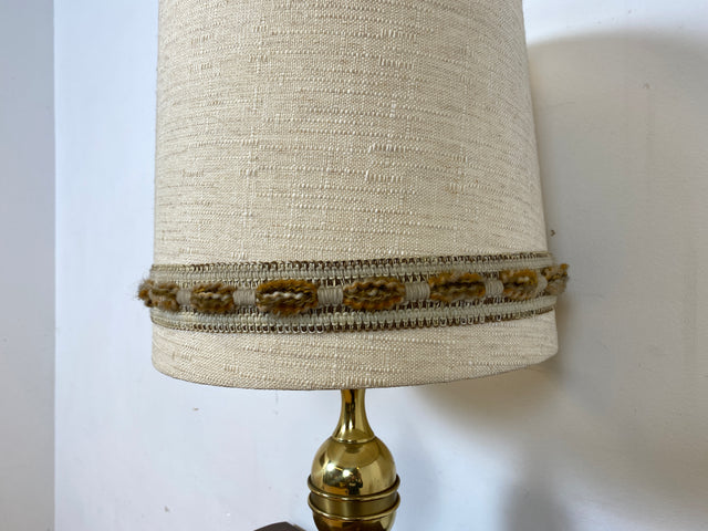 Sehr schöne 60er Jahre Tischlampe mit goldenem Lampenfuß und beigem original Lampenschirm I Tischleuchte Lampe Leuchte Leselampe Schreibtischlampe Vintage Mid-Century 70er I