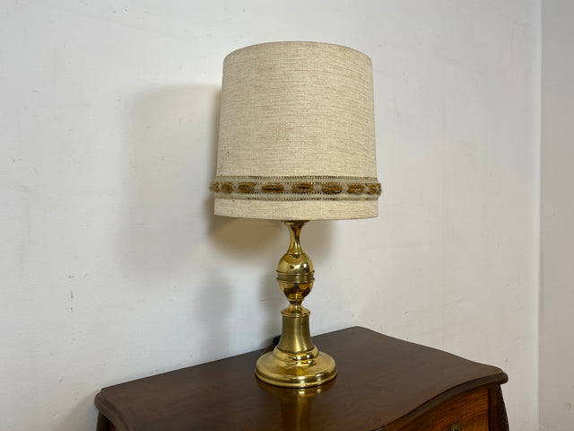 Sehr schöne 60er Jahre Tischlampe mit goldenem Lampenfuß und beigem original Lampenschirm I Tischleuchte Lampe Leuchte Leselampe Schreibtischlampe Vintage Mid-Century 70er I