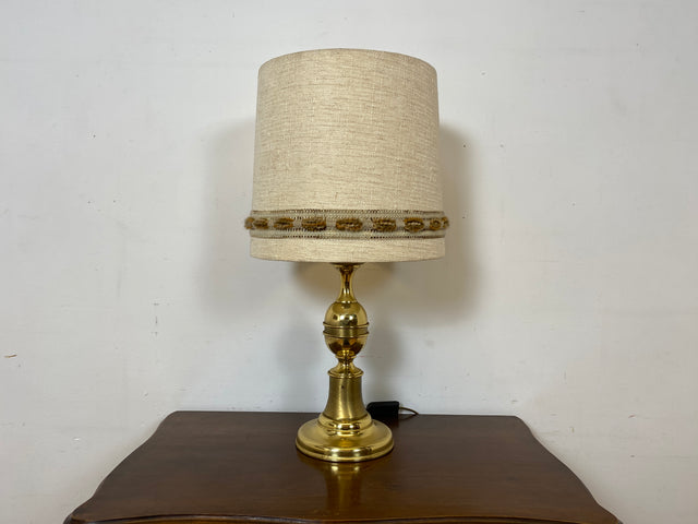 Sehr schöne 60er Jahre Tischlampe mit goldenem Lampenfuß und beigem original Lampenschirm I Tischleuchte Lampe Leuchte Leselampe Schreibtischlampe Vintage Mid-Century 70er I