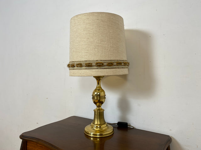 Sehr schöne 60er Jahre Tischlampe mit goldenem Lampenfuß und beigem original Lampenschirm I Tischleuchte Lampe Leuchte Leselampe Schreibtischlampe Vintage Mid-Century 70er I