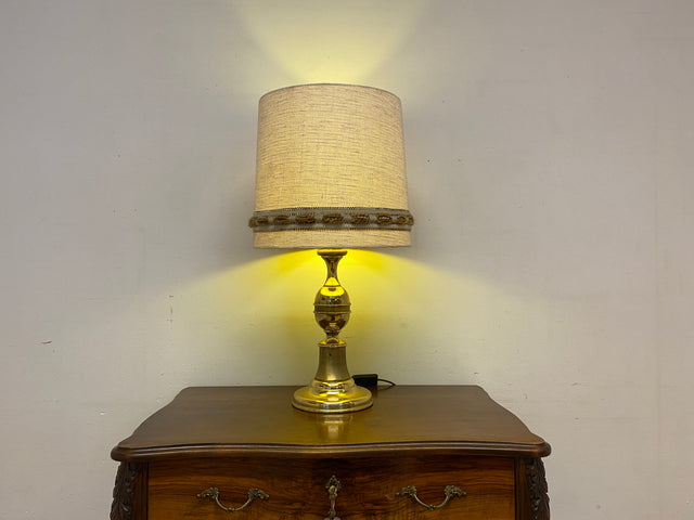 Sehr schöne 60er Jahre Tischlampe mit goldenem Lampenfuß und beigem original Lampenschirm I Tischleuchte Lampe Leuchte Leselampe Schreibtischlampe Vintage Mid-Century 70er I