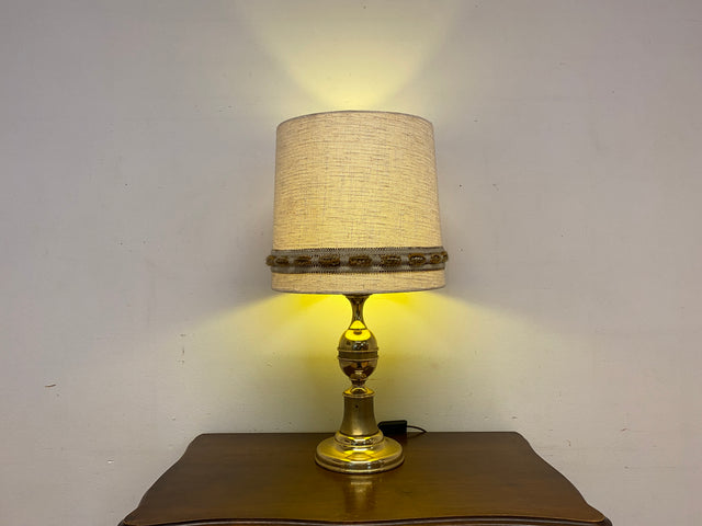 Sehr schöne 60er Jahre Tischlampe mit goldenem Lampenfuß und beigem original Lampenschirm I Tischleuchte Lampe Leuchte Leselampe Schreibtischlampe Vintage Mid-Century 70er I