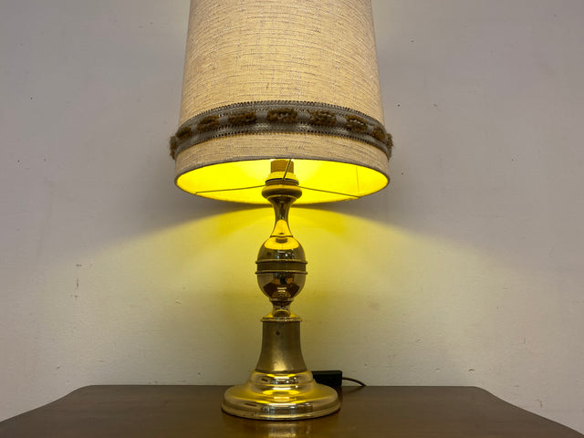 Sehr schöne 60er Jahre Tischlampe mit goldenem Lampenfuß und beigem original Lampenschirm I Tischleuchte Lampe Leuchte Leselampe Schreibtischlampe Vintage Mid-Century 70er I