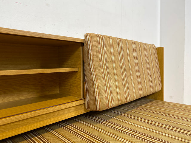 Formschlichte und ausgeklügelte 70er Jahre Liege in Originalbezug mit ausziehbarer Liegefläche, Rücklehnen als Schiebetüren und Regalen I Sofa Couch Daybed Bett Retro Vintage I