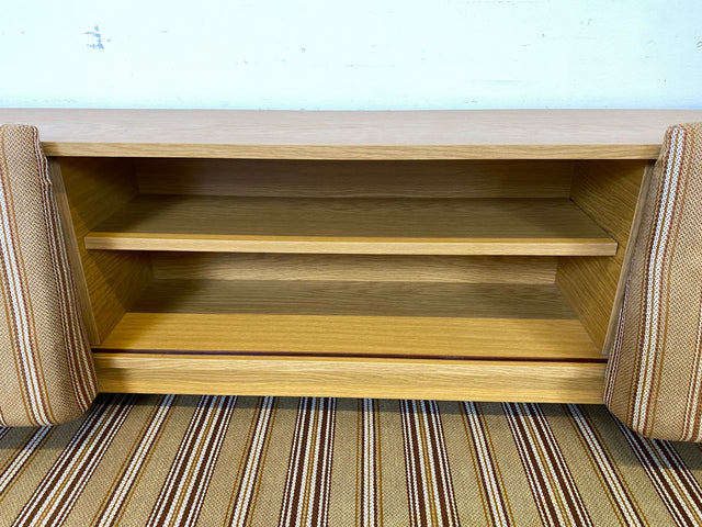 Formschlichte und ausgeklügelte 70er Jahre Liege in Originalbezug mit ausziehbarer Liegefläche, Rücklehnen als Schiebetüren und Regalen I Sofa Couch Daybed Bett Retro Vintage I