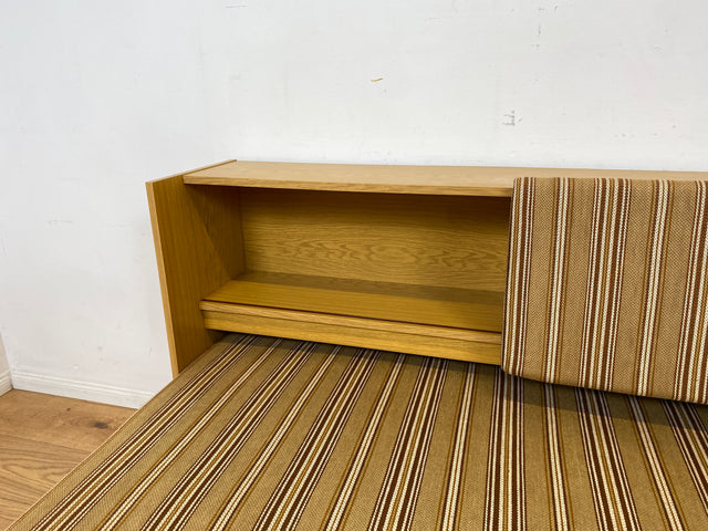Formschlichte und ausgeklügelte 70er Jahre Liege in Originalbezug mit ausziehbarer Liegefläche, Rücklehnen als Schiebetüren und Regalen I Sofa Couch Daybed Bett Retro Vintage I