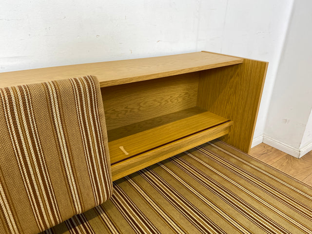 Formschlichte und ausgeklügelte 70er Jahre Liege in Originalbezug mit ausziehbarer Liegefläche, Rücklehnen als Schiebetüren und Regalen I Sofa Couch Daybed Bett Retro Vintage I