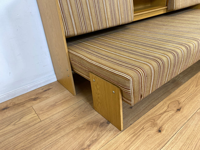 Formschlichte und ausgeklügelte 70er Jahre Liege in Originalbezug mit ausziehbarer Liegefläche, Rücklehnen als Schiebetüren und Regalen I Sofa Couch Daybed Bett Retro Vintage I