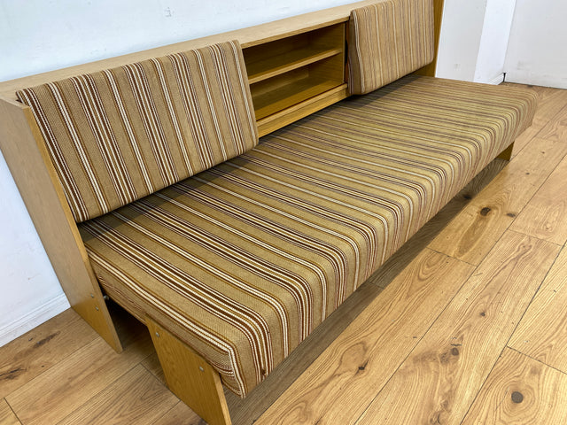 Formschlichte und ausgeklügelte 70er Jahre Liege in Originalbezug mit ausziehbarer Liegefläche, Rücklehnen als Schiebetüren und Regalen I Sofa Couch Daybed Bett Retro Vintage I