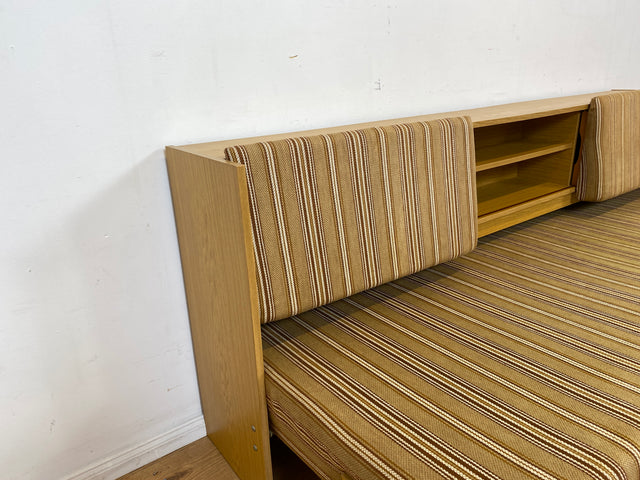 Formschlichte und ausgeklügelte 70er Jahre Liege in Originalbezug mit ausziehbarer Liegefläche, Rücklehnen als Schiebetüren und Regalen I Sofa Couch Daybed Bett Retro Vintage I