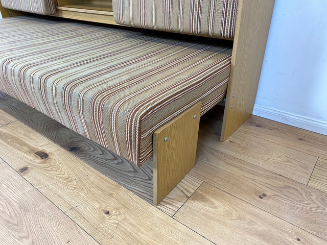 Formschlichte und ausgeklügelte 70er Jahre Liege in Originalbezug mit ausziehbarer Liegefläche, Rücklehnen als Schiebetüren und Regalen I Sofa Couch Daybed Bett Retro Vintage I
