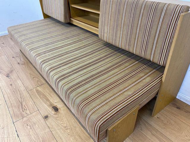 Formschlichte und ausgeklügelte 70er Jahre Liege in Originalbezug mit ausziehbarer Liegefläche, Rücklehnen als Schiebetüren und Regalen I Sofa Couch Daybed Bett Retro Vintage I