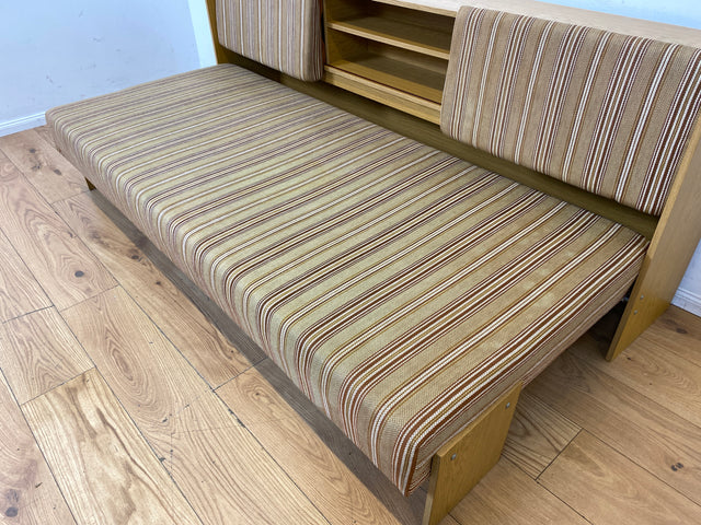 Formschlichte und ausgeklügelte 70er Jahre Liege in Originalbezug mit ausziehbarer Liegefläche, Rücklehnen als Schiebetüren und Regalen I Sofa Couch Daybed Bett Retro Vintage I