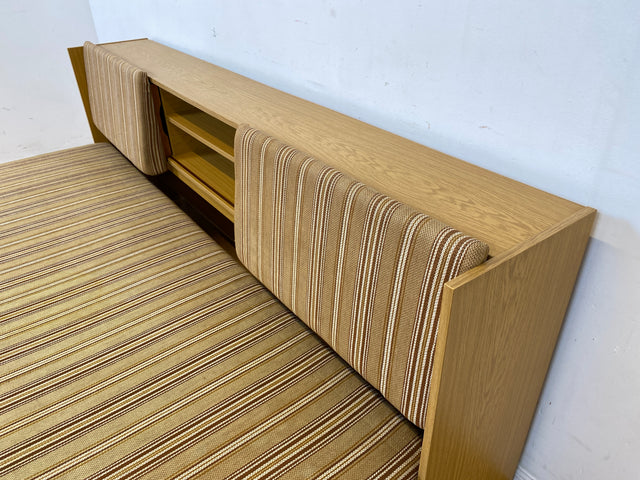 Formschlichte und ausgeklügelte 70er Jahre Liege in Originalbezug mit ausziehbarer Liegefläche, Rücklehnen als Schiebetüren und Regalen I Sofa Couch Daybed Bett Retro Vintage I