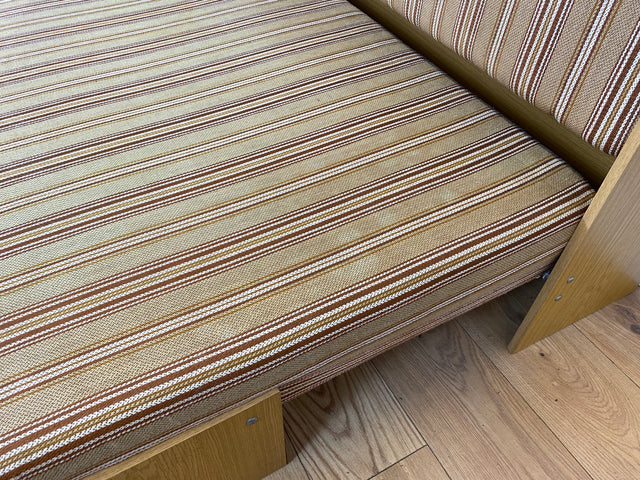 Formschlichte und ausgeklügelte 70er Jahre Liege in Originalbezug mit ausziehbarer Liegefläche, Rücklehnen als Schiebetüren und Regalen I Sofa Couch Daybed Bett Retro Vintage I
