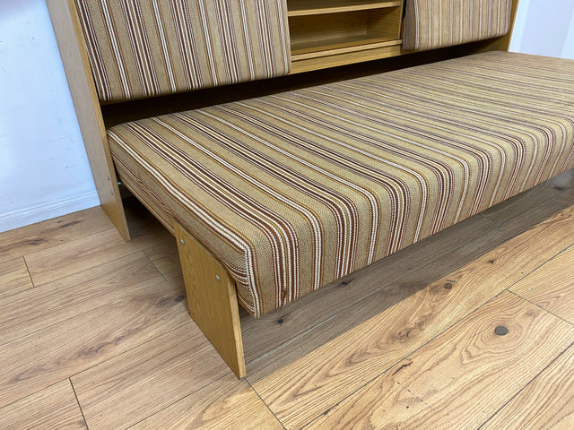 Formschlichte und ausgeklügelte 70er Jahre Liege in Originalbezug mit ausziehbarer Liegefläche, Rücklehnen als Schiebetüren und Regalen I Sofa Couch Daybed Bett Retro Vintage I