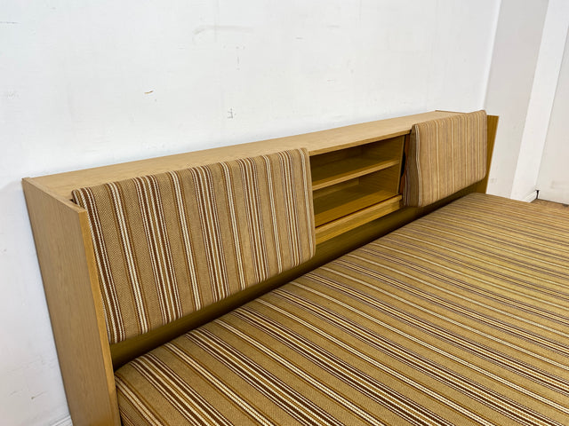 Formschlichte und ausgeklügelte 70er Jahre Liege in Originalbezug mit ausziehbarer Liegefläche, Rücklehnen als Schiebetüren und Regalen I Sofa Couch Daybed Bett Retro Vintage I