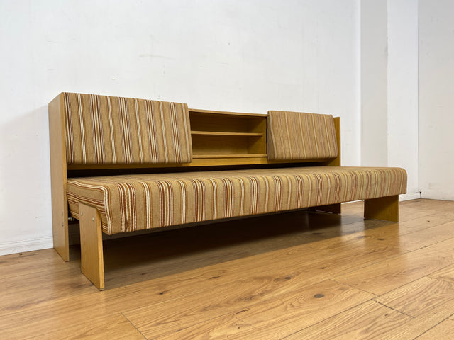 Formschlichte und ausgeklügelte 70er Jahre Liege in Originalbezug mit ausziehbarer Liegefläche, Rücklehnen als Schiebetüren und Regalen I Sofa Couch Daybed Bett Retro Vintage I