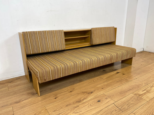 Formschlichte und ausgeklügelte 70er Jahre Liege in Originalbezug mit ausziehbarer Liegefläche, Rücklehnen als Schiebetüren und Regalen I Sofa Couch Daybed Bett Retro Vintage I