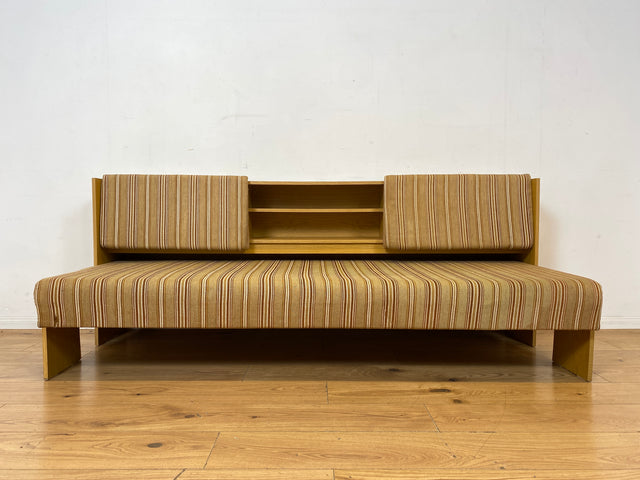 Formschlichte und ausgeklügelte 70er Jahre Liege in Originalbezug mit ausziehbarer Liegefläche, Rücklehnen als Schiebetüren und Regalen I Sofa Couch Daybed Bett Retro Vintage I