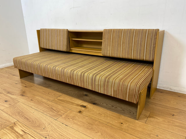 Formschlichte und ausgeklügelte 70er Jahre Liege in Originalbezug mit ausziehbarer Liegefläche, Rücklehnen als Schiebetüren und Regalen I Sofa Couch Daybed Bett Retro Vintage I
