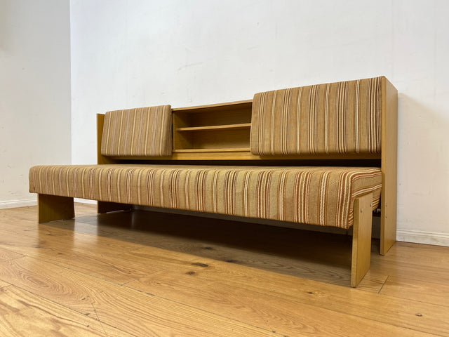 Formschlichte und ausgeklügelte 70er Jahre Liege in Originalbezug mit ausziehbarer Liegefläche, Rücklehnen als Schiebetüren und Regalen I Sofa Couch Daybed Bett Retro Vintage I