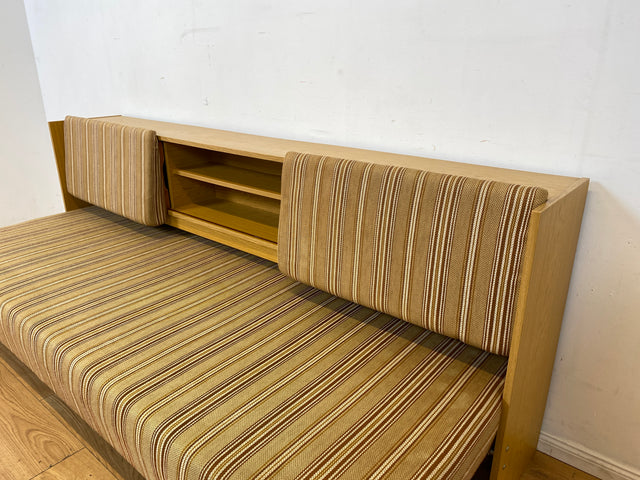 Formschlichte und ausgeklügelte 70er Jahre Liege in Originalbezug mit ausziehbarer Liegefläche, Rücklehnen als Schiebetüren und Regalen I Sofa Couch Daybed Bett Retro Vintage I