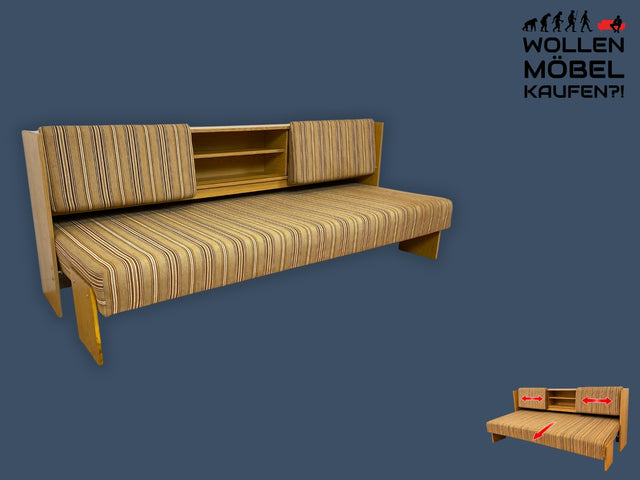 Interessante und gut erhaltene 70er Jahre Liege in Originalbezug mit ausziehbarer Liegefläche, Rücklehnen als Schiebetüren und Regalen I Sofa Couch Daybed Bett Retro Vintage I