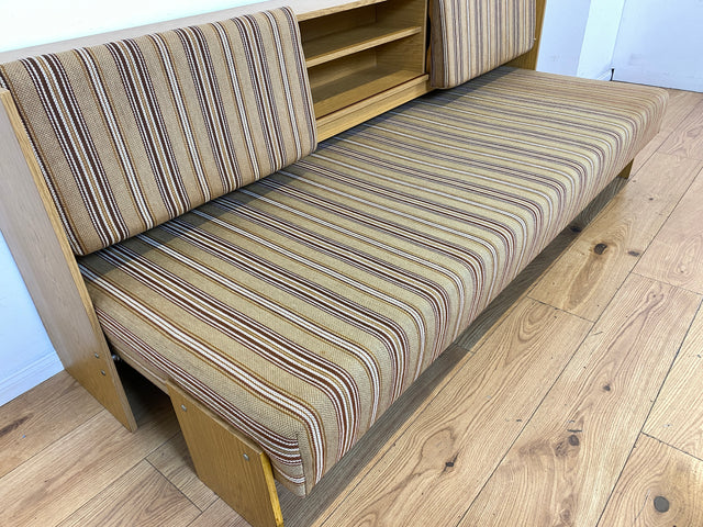 Interessante und gut erhaltene 70er Jahre Liege in Originalbezug mit ausziehbarer Liegefläche, Rücklehnen als Schiebetüren und Regalen I Sofa Couch Daybed Bett Retro Vintage I