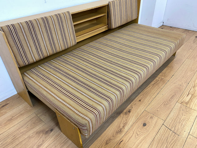 Interessante und gut erhaltene 70er Jahre Liege in Originalbezug mit ausziehbarer Liegefläche, Rücklehnen als Schiebetüren und Regalen I Sofa Couch Daybed Bett Retro Vintage I