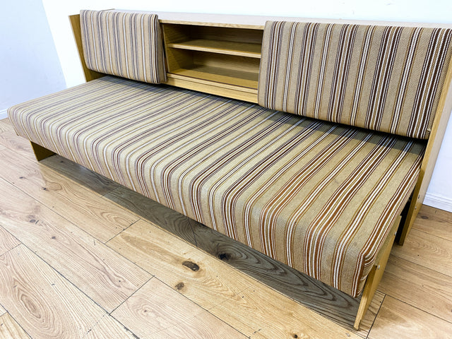 Interessante und gut erhaltene 70er Jahre Liege in Originalbezug mit ausziehbarer Liegefläche, Rücklehnen als Schiebetüren und Regalen I Sofa Couch Daybed Bett Retro Vintage I
