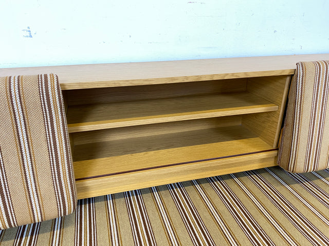 Interessante und gut erhaltene 70er Jahre Liege in Originalbezug mit ausziehbarer Liegefläche, Rücklehnen als Schiebetüren und Regalen I Sofa Couch Daybed Bett Retro Vintage I