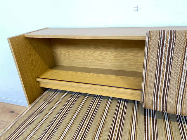 Interessante und gut erhaltene 70er Jahre Liege in Originalbezug mit ausziehbarer Liegefläche, Rücklehnen als Schiebetüren und Regalen I Sofa Couch Daybed Bett Retro Vintage I