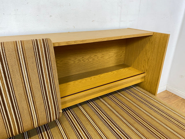 Interessante und gut erhaltene 70er Jahre Liege in Originalbezug mit ausziehbarer Liegefläche, Rücklehnen als Schiebetüren und Regalen I Sofa Couch Daybed Bett Retro Vintage I