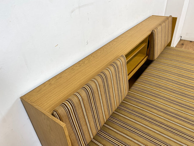 Interessante und gut erhaltene 70er Jahre Liege in Originalbezug mit ausziehbarer Liegefläche, Rücklehnen als Schiebetüren und Regalen I Sofa Couch Daybed Bett Retro Vintage I