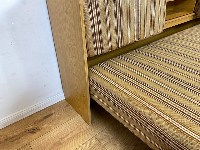 Interessante und gut erhaltene 70er Jahre Liege in Originalbezug mit ausziehbarer Liegefläche, Rücklehnen als Schiebetüren und Regalen I Sofa Couch Daybed Bett Retro Vintage I