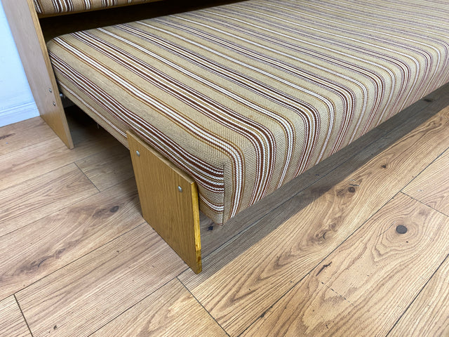 Interessante und gut erhaltene 70er Jahre Liege in Originalbezug mit ausziehbarer Liegefläche, Rücklehnen als Schiebetüren und Regalen I Sofa Couch Daybed Bett Retro Vintage I