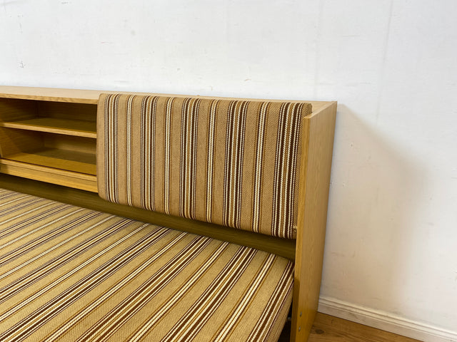 Interessante und gut erhaltene 70er Jahre Liege in Originalbezug mit ausziehbarer Liegefläche, Rücklehnen als Schiebetüren und Regalen I Sofa Couch Daybed Bett Retro Vintage I