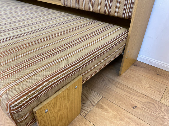 Interessante und gut erhaltene 70er Jahre Liege in Originalbezug mit ausziehbarer Liegefläche, Rücklehnen als Schiebetüren und Regalen I Sofa Couch Daybed Bett Retro Vintage I